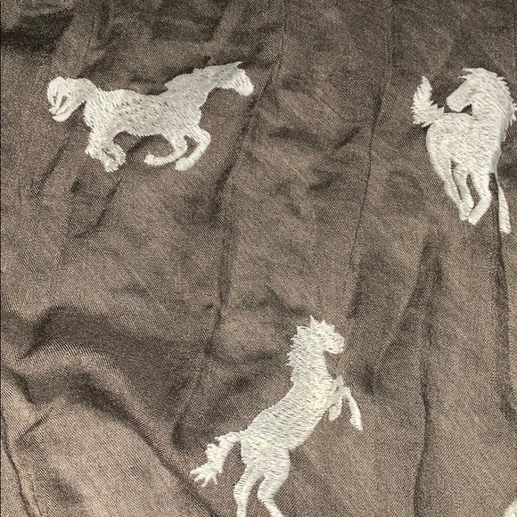 **WHOLESALE** Ladies Embroidered Horse Scarf - Picture 5 of 5